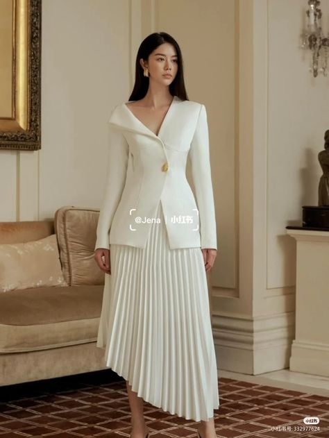 Executive Wear Women, White Chic Outfit Classy, London Women Outfits, Wedding Skirt Suit Women, Classy Korean Fashion, Skirts Suits For Women, Suit Skirt Outfit Classy, White Vintage Outfit, Korean Formal Fashion