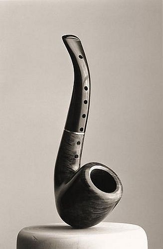 Willy Ronis, Surreal Scenes, Pipes And Cigars, Music Instrument, Visual Poetry, Jrr Tolkien, Recorders, Musical Instruments Accessories, White Photo