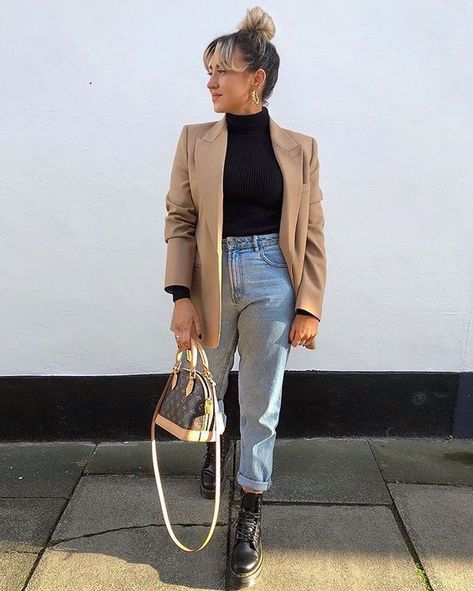 452bf208bf901322968557227b8f6efedesc35841704ri Freya Killin, Mum Jeans, Doc Martens Outfit, Tan Blazer, Look Retro, Blazer Outfit, Mode Casual, Blazer Outfits, Doc Martens