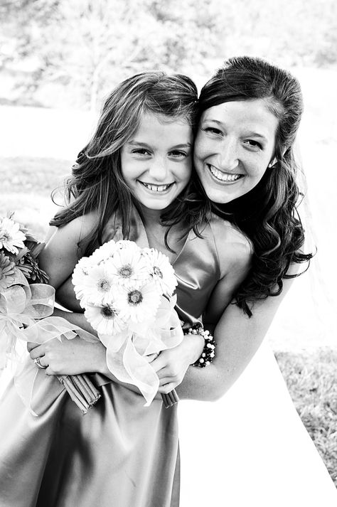 Junior Bridesmaid Wedding Party, Junior Bridesmaid Pictures, Bride And Junior Bridesmaid Pictures, Junior Bridesmaid Photos, Wedding Picture Ideas With Daughter, Bride And Siblings Photos, Bride With Daughter Pictures, Bride With Daughters Photo Ideas, Wedding Photos With Teenage Daughter