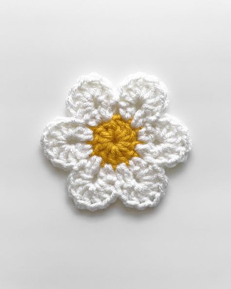 Crochet Flower Garland | Free Crochet Pattern - Virkadia Diy Crochet Flower Garland, Crochet Free Pattern Flower, Crocheted Daisy Free Pattern, Free Crochet Flower Applique Pattern, Crochet Daisy Applique Free Pattern, Crochet Mini Daisy Free Pattern, Micro Flower Crochet, Flowers In Crochet, Crochet Application Pattern Free