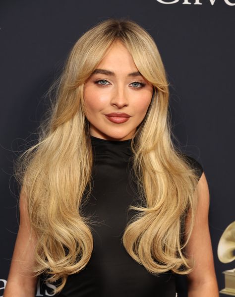 From foundation to lip gloss, every product Sabrina Carpenter wore to the Grammys. Grammys Party, Gala Makeup, Sabrina Carpenter Album, Blonde Halloween Costume, Selena Gomez Music, Tv Wall Decor Ideas, Sabrina Carpenter Style, Grammy Party, Tv Wall Decor