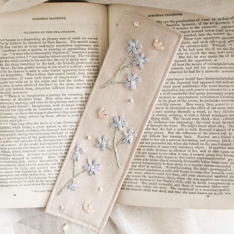 Hand Embroidered Bookmark Diy, Book Mark Sewing, Embroidered Book Sleeve, Embroidered Bookmarks Hand Embroidery, Book Mark Embroidery, Diy Embroidered Bookmark, Hand Embroidered Bookmark, Embroidery Bookmark Pattern, Embroidery Bookmark Ideas