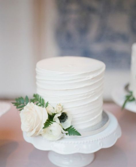 1 Tier Wedding Cake, Barley Bread, Wedding Cake Simple Elegant, Wedding Motif, Mini Torte, Low Carb Cake, Small Wedding Cakes, Traditional Weddings, Fresh Flower Cake