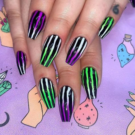 Tim Burton Inspired Nail Designs For Every Gorgeous Ghoul This Halloween! Halloween Nail Ideas, Holloween Nails, Halloween Manicure, Witchy Nails, Halloween Nail Designs, Trendy Nail Design, Festival Nails, Halloween Nail, Halloween Nail Art