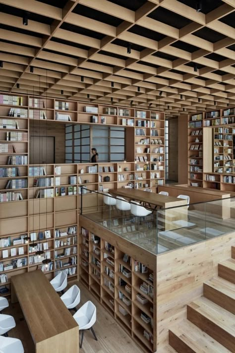 yi chen and muchen zhang of chinese firm beijing fenghemuchen space design have built the yue library in hangzhou as a shared space that integrates systematic, diversified, and upgraded lifestyles of reading, coffee, and cultural interaction. #Library #Beijing #Hangzhou Public Library Design, Wooden Forest, Commercial And Office Architecture, Library Architecture, Modern Library, Library Design, Stand Design, Hangzhou, Home Library