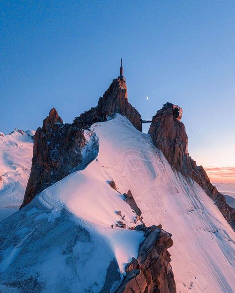 Aiguille du Midi (CHAMONIX) – Mont Blanc Family Fun World Geography, Cable Cars, Destination Voyage, Mountain Town, Beautiful Mountains, Wanderlust Travel, France Travel, Fantasy Landscape, International Travel