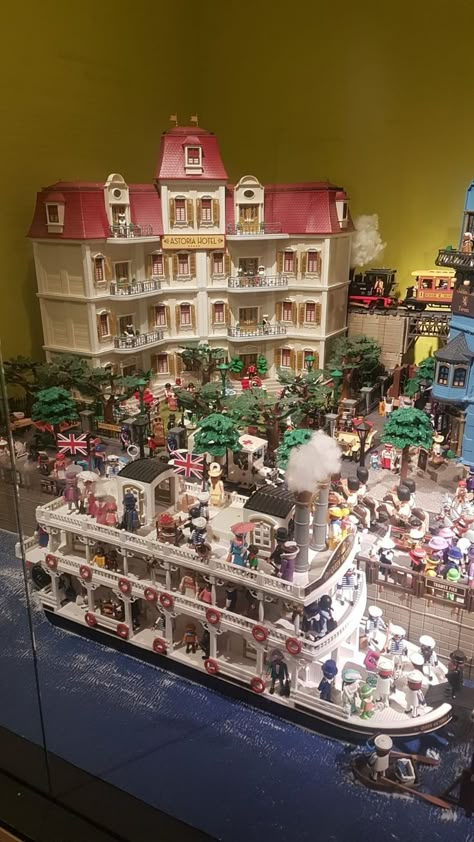 Playmobil House, Toy Collection Room, Lego Room Decor, Handmade Wood Crafts, Playmobil Toys, Lego Kits, Calico Critters Families, Lego System, Diy Doll Miniatures