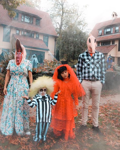 Costume Ideas From Movies, Beetlejuice Costumes, Matching Family Halloween Costumes, Beetlejuice Halloween Costume, Family Halloween Costume Ideas, Halloween Beetlejuice, Family Themed Halloween Costumes, Costume Family, Family Halloween Costume