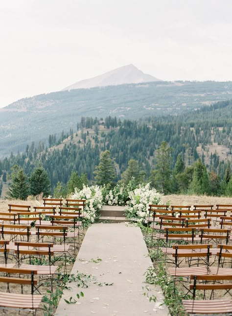 Photography: http://omalleyphotographers.com | Read More: https://www.stylemepretty.com/2018/03/29/outdoor-wedding-ceremony-ideas/ #weddingbells Mountaintop Wedding, Mountain Top Wedding, Outdoor Fall Wedding, Venue Wedding, Outdoor Wedding Ceremony, Wedding Guide, Wedding Planners, Mountain Wedding, Outdoor Ceremony