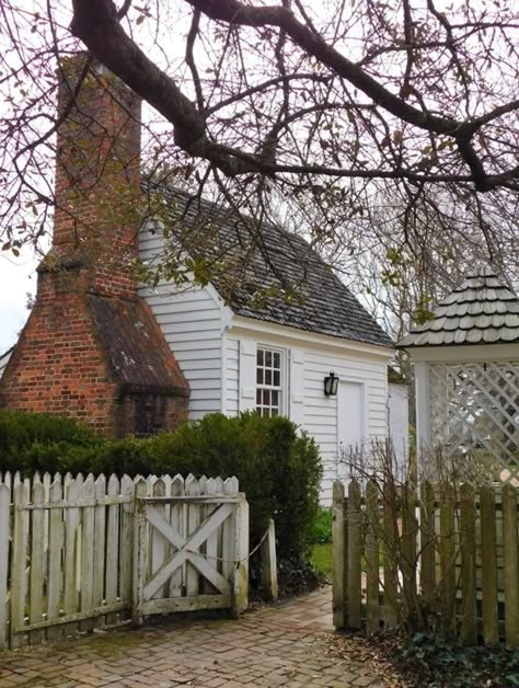 Colonial Aesthetic American, Virginia Williamsburg, Modern Cottage Exterior, Williamsburg Decor, Tessa Foley, Colonial Aesthetic, American Colonial Style, Colonial Williamsburg Va, Colonial Williamsburg Virginia