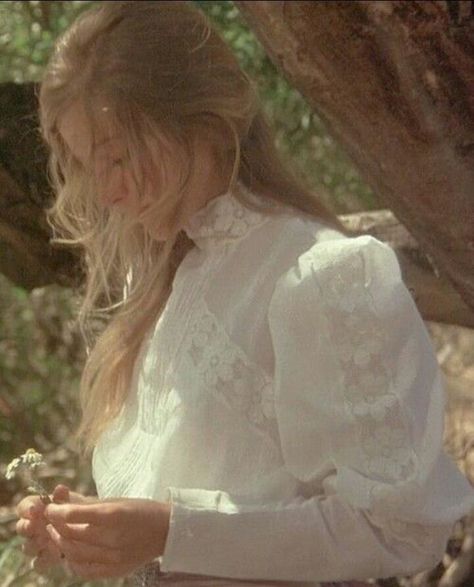 Love this delicate look with lace panels Era Victoria, Picnic At Hanging Rock, Royal Core, Ethereal Aesthetic, Fotografi Vintage, Royalty Aesthetic, Royal Aesthetic, Princess Core, Princess Aesthetic