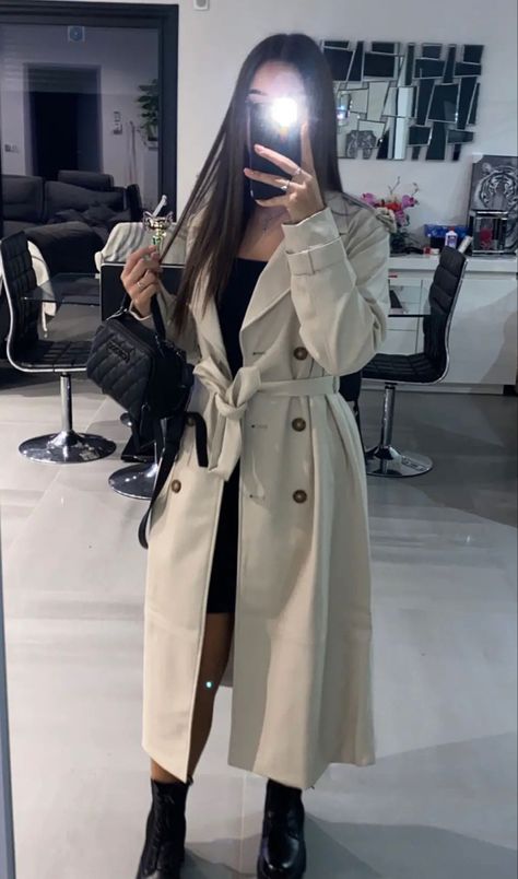 Long Belted Coat, Zara Outfit 2023 Winter, Trench Coat With Dress, Outfit Mantel, Outfit Manteau, Trenchcoat Outfits, Long Trench Coat Outfit, Outfit Trenchcoat, Zara Coats