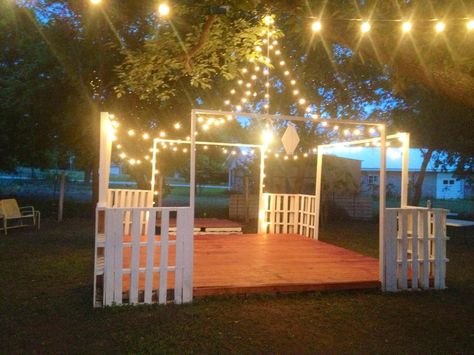 Dance floor (for my wedding) made of pallets..... Awesome! Outdoor Dance Floors, Backyard Wedding Decorations, Diy Backyard Wedding, Diy Tent, Wedding Backyard Reception, Dance Floor Wedding, Backyard Gazebo, Country Diy, Backyard Entertaining