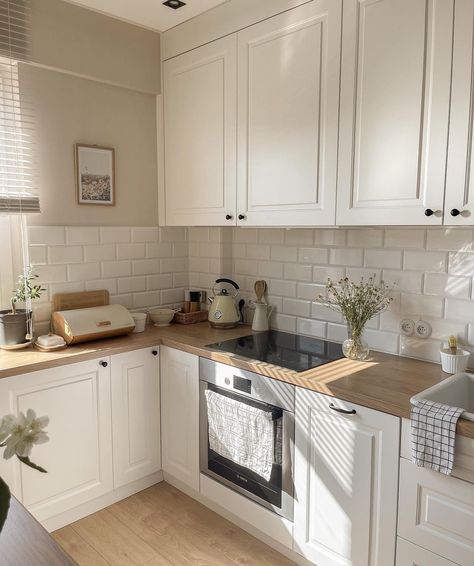 Small Kitchen Cream Cabinets, Council Kitchen Makeover, Cream Wood Kitchen, Small Country Kitchen Ideas, New Build House Decor, Cream Country Kitchen, Apartment Kitchen Inspiration, Country Modern Kitchen, British Style Home