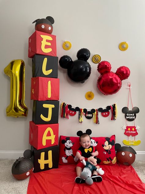 Mickey Mouse Birthday Balloon Arch, Mickey Mouse Birthday Decorations Ideas, Mickey Mouse Birthday Party Ideas 1st Decoration, Mickey Mouse Birthday Party Ideas 1st, Mickey Mouse Birthday Theme, Miki Mouse, Mickey Mouse Crafts, Mickey Mouse Birthday Decorations, Mickey Decorations