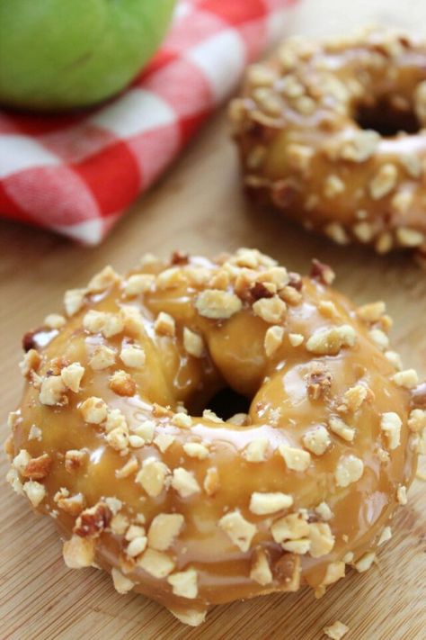 Caramel Apple Donut, Caramel Apple Dessert Recipes, Apple Donut, Apple Doughnut, Best Apple Desserts, Caramel Apple Desserts, Baked Caramel, Apple Treat, Donut Dessert