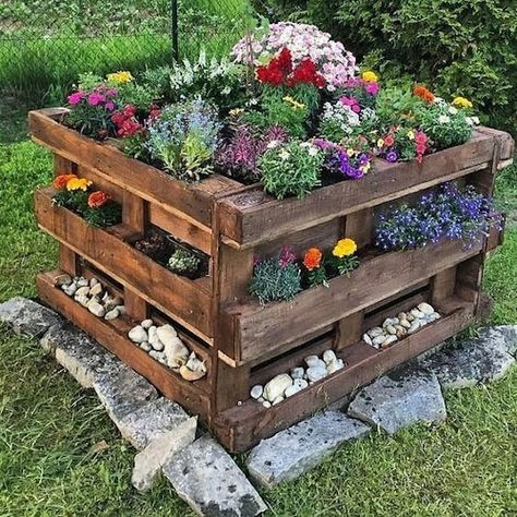 Garden Pallet Decorations, Diy Designs, Pallet Decor, Pallet Outdoor, Pallet Garden, Pallets Garden, Wood Pallet Projects, Diy Garden Projects, Pallet Ideas