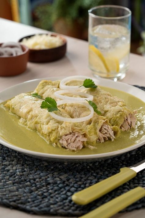 Enchiladas Suizas Bajas en Carbohidratos Chicken Enchiladas Verde, Enchiladas Suizas, Rich In Protein, Chicken Enchiladas, Classic Food, Macaroons, Food To Make, Tacos, Low Carb