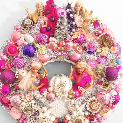 Barbie Wreaths, Barbie Wreath, Barbie Christmas, Kitsch Christmas, Christmas Barbie, Im A Barbie Girl, Christmas Memories, Candy Christmas, Children's Bedroom