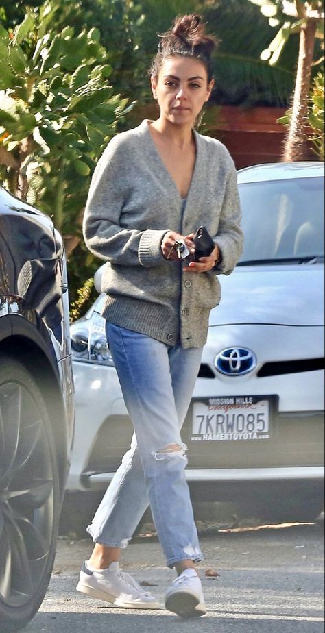 Mila Kunis Outfits 2022, Mila Kunis Street Style 2022, Mila Kunis Style 2022, Mila Kunis Casual Style, Mum Jeans Outfit Street Style, Celeb Street Style Casual, Mila Kunis 2022, Mila Kunis Casual, Mila Kunis Outfits