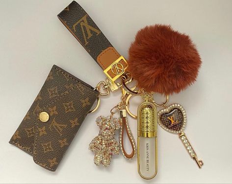 Luxury Handbags Louis Vuitton, Designer Keychain, Keychain Aesthetic, Stylish School Bags, Girly Car Accessories, Keychain Charms, Cute Keychains, Aesthetic Bags, Girly Car