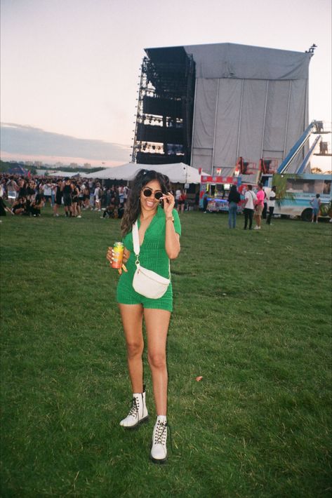 2023 Music Festival Outfits, Film Festival Outfit Casual, Veld Outfit Festival Style, Listen Out Festival, Lollapalooza Outfit Ideas 2023, Summer Festival Outfit Ideas Casual, Boston Calling Music Festival Outfit, Folk Music Festival Outfit, Boston Calling Outfit