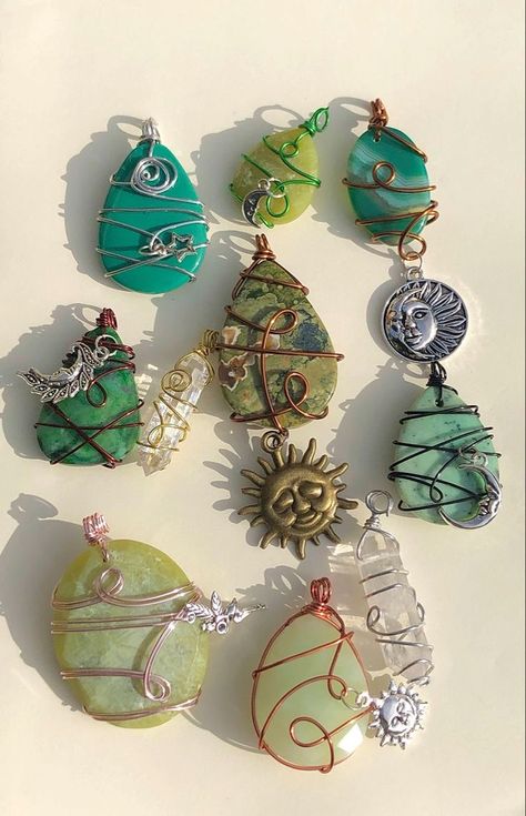 How To Make Own Jewelry, Wore Wrapped Crystal, Crystals Wrapped In Wire, Wrap Crystals Diy, Crystal Wrapped Jewelry, Indie Gifts Ideas, Simple Wire Wrapped Jewelry, Astrology Crafts, Easy Wire Wrapping Stones