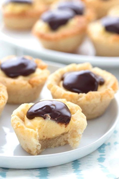 Boston Cream Pie Bites, Keto Boston Cream, Boston Cream Pie Cookie Bites, Keto Pudding, Cream Pie Filling, Delicious Low Carb Recipes, Postre Keto, Pie Bites, Boston Cream Pie