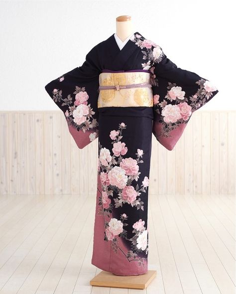 Hanami: Black and Pink Homongi Moda Kimono, Kimono Traditional, Furisode Kimono, Japanese Traditional Clothing, Cute Kimonos, Kimono Japan, Traditional Japanese Kimono, Pink Kimono, Kimono Outfit