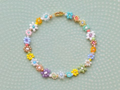 Make The Friendship Bracelets, Valentines Bracelets, Daisy Bracelet, Bracelet Inspo, Diy Bracelet Designs, Beads Bracelet Design, Beaded Bracelet Patterns, Beaded Jewellery, Bracelets Diy