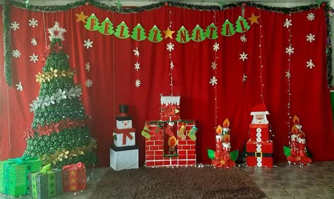 Christmas Board Decoration, Christmas Stage Decorations, Diy Christmas Backdrop, Christmas Tree Decorations Ribbon, Classroom Christmas Decorations, Christmas Party Photo, Tree Decoration Ideas, Happy Christmas Day, Christmas Stage