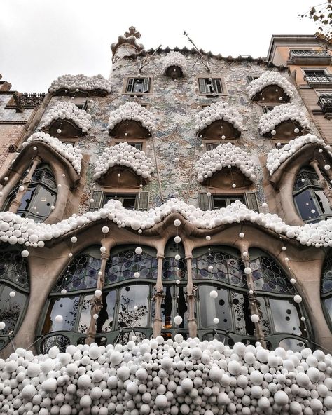 Christmas In Barcelona, Barcelona Christmas, Mood 2024, Artistic Architecture, Impatiently Waiting, Barcelona Trip, Architecture Artists, Architecture Aesthetic, Casa Batlló