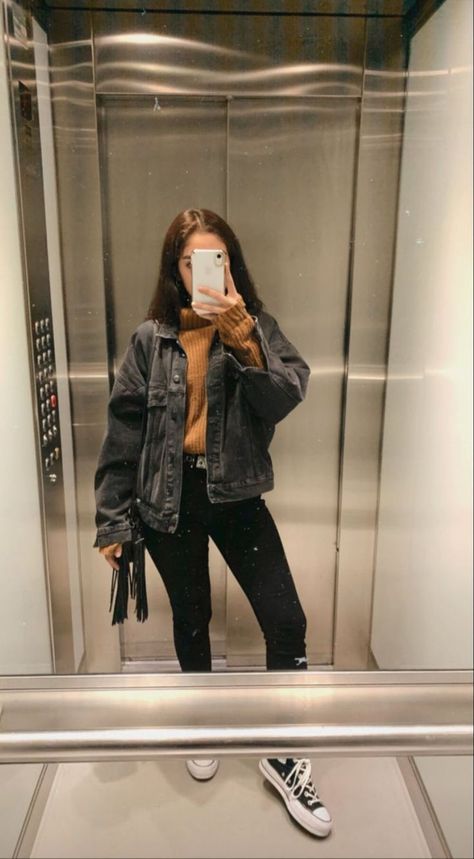 Faded Black Denim Jacket Outfit, Styling Black Jean Jacket, Dark Grey Jean Jacket Outfit, Oversize Black Denim Jacket Outfit, Grey Jean Jacket Outfit, Oversized Black Jean Jacket Outfits, Black Denim Jacket Outfit Women, Oversized Black Denim Jacket Outfit, Grey Denim Jacket Outfit