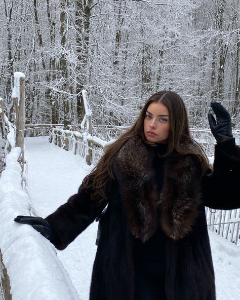 Woman In Snow Aesthetic, Russian Lady Aesthetic, Russian Old Money Aesthetic, Russian Woman Style, Russian Fashion Modern, Russian Girl Outfit, Russian Aesthetic Outfit, Russian Woman Aesthetic, Russian Winter Outfit