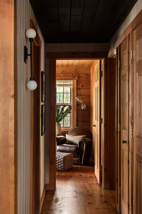 Cabin Hallway, Small Cottage Interiors, Log Cabin Interior Design, Modern Cabin Design, Small Cottage Designs, Knotty Pine Walls, Small Cabin Interiors, Log Home Interior, Modern Log Cabin