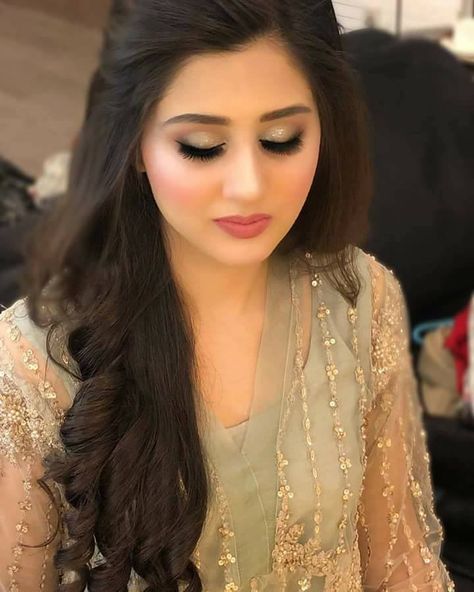 Reception Hairstyles, Hairstyles For Gowns, Bridal Hairstyle Indian Wedding, Hair Style On Saree, Indian Bride Makeup, Pakistani Bridal Makeup, Bridal Makeup Images, Engagement Hairstyles, Bridal Hairdo