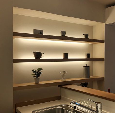 Light Shelves Architecture, Built In Shelves Living Room Lighting, Lighted Floating Shelves, Bookshelf Niche, Decorating Shelves In Bedroom, Shelf Lighting Ideas, Bookshelf Bedroom Ideas, Shelves With Lighting, Shelves With Lights