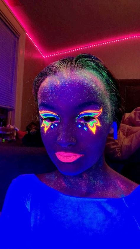 butterfly glow in the dark makeup look 🌈🎆⚡ Glow In The Dark Eye Makeup, Bonnaroo Makeup, Glow In The Dark Makeup Ideas, Blacklight Makeup, Glow In The Dark Makeup, Glow Dance, Uv Makeup, Butterfly Face Paint, Dark Makeup Looks