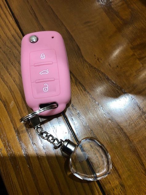 Volkswagen Beetle Keys, Volkswagen Wallpaper, Car Keychain Ideas, Scirocco Volkswagen, Car Key Accessories, Suv Accessories, New Car Accessories, Girly Car Accessories, Jeep Wrangler Accessories