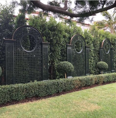 Wood Trellis, Garden Walls, نباتات منزلية, Homeschool Classroom, Trellis Design, Formal Gardens, Photo Beautiful, Diy Pergola, Pergola Patio