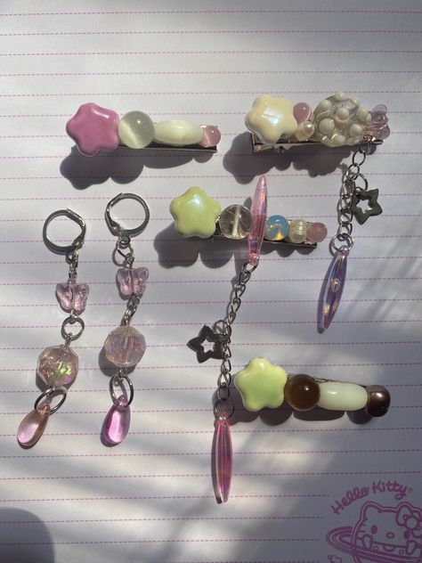 Handmads beaded earrings and dangle hair clips. Dangling Hair Clips, Cute Diy Hair Clips, Star Hair Clips Y2k, How To Make Hair Charms, Hair Clips Beads, Hairclip With Beads, Charm Hair Clips, Hair Clip With Beads, Dangly Hair Clips