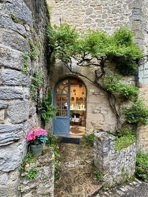 pretty shop in Beynac Fairytale Town, Southern France, Beautiful Villages, The Pretty, Breathtaking Views, Provence, One Day, Fairy Tales, Most Beautiful