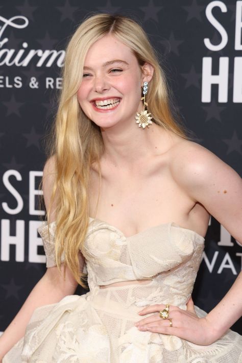 Elle Fanning Style, Julia Garner, Critics Choice Awards, Critic Choice Awards, Red Carpet Outfits, Summer Color Palette, How To Look Handsome, Anya Taylor Joy, Elle Fanning