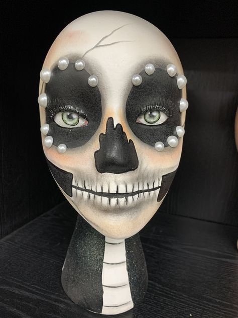 Halloween Maniquin Head, Halloween Mannequin Head Ideas, Mannequin Halloween, Mannequin Head Art, Halloween Mannequin, Halloween Sculptures, Styrofoam Heads, Styrofoam Art, Styrofoam Head