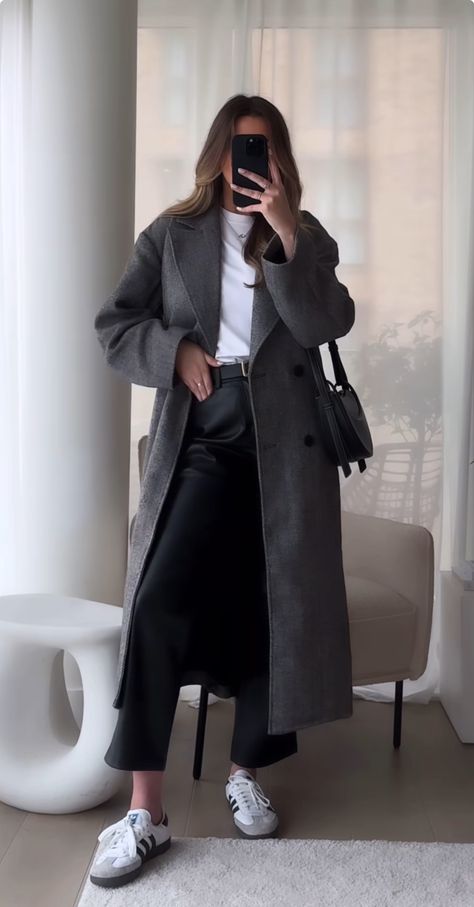 Long Grey Coat Outfit, Stockholm Style Outfits, Coat Outfits For Women, Grey Coat Outfit, Grey Blazer Outfit, Wool Coat Outfit, Coat Outfit Casual, Outfits Coquette, Mantel Outfit