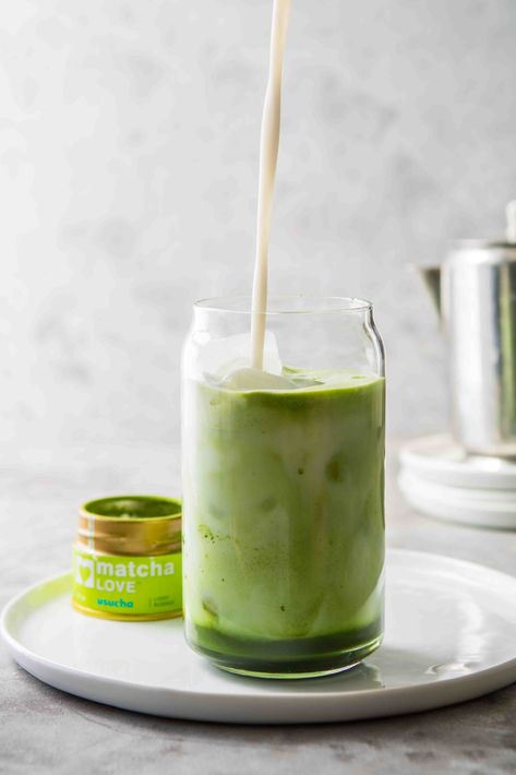 Easy Starbucks Iced Green Tea Matcha Latte Matcha Latte Starbucks, Green Tea Latte Recipe, Iced Matcha Green Tea, Vegan Latte, Healthy Refreshing Drinks, How To Make Matcha, Tea Latte Recipe, Matcha Latte Recipe, Matcha Green Tea Latte