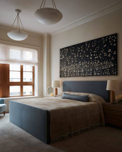 Shawn Henderson Combines History and Modernity in a Home Near Manhattan’s High Line - 1stDibs Introspective Shawn Henderson, Unique Bedroom Furniture, Sophisticated Bedroom, Classy Bedroom, Mid Century Modern Bedroom, Elegant Bedding, Rug Guide, Modern Bedroom Furniture, Elegant Bedroom