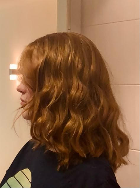 Wavy Ginger Hair Aesthetic, Shoulder Length Curly Red Hair, Short Wavy Ginger Hair, Short Ginger Hair Aesthetic, Shoulder Length Ginger Hair, Ginger Wavy Hair, Coquette Braids, Wavy Ginger Hair, Short Ginger Hair