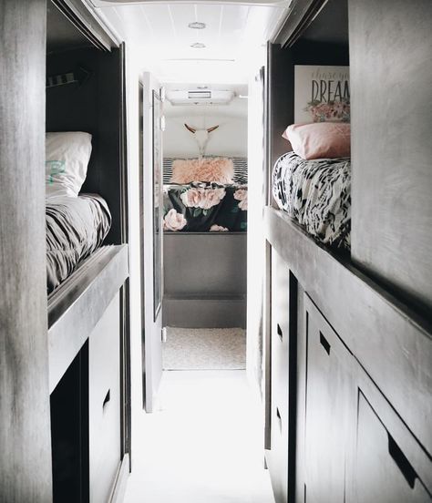 School Bus Tiny House, School Bus Camper, School Bus House, Converted School Bus, Converted Bus, Bus Living, School Bus Conversion, Bus House, Top Bunk